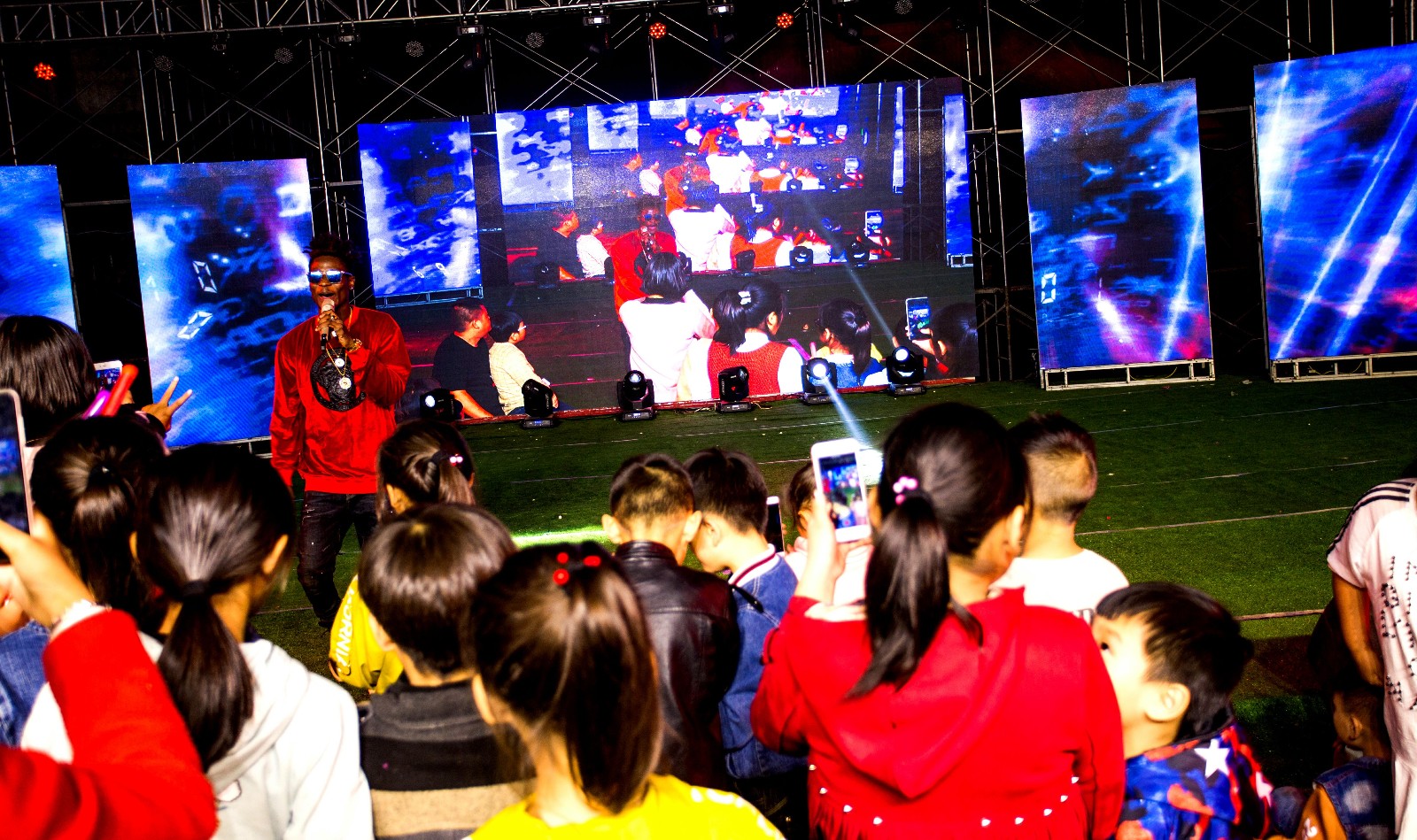 外国人唱歌小编只能忽略了,因为我听不懂.