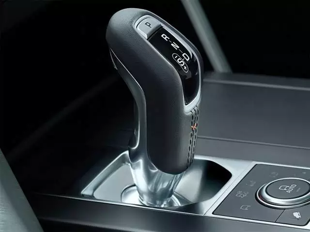 硬派SUV中又一狠货曝光，村长家的“陆巡”都不好意思开出来！