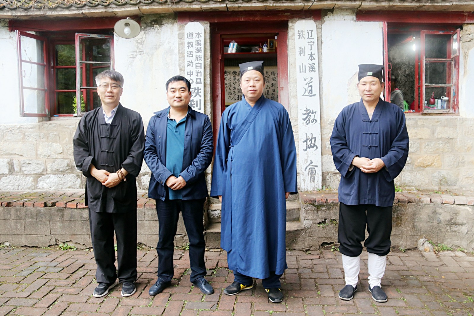 九顶之颠铁刹山秋叶正红宁静而不乏色彩近览红叶展娇容透过红叶窥远山