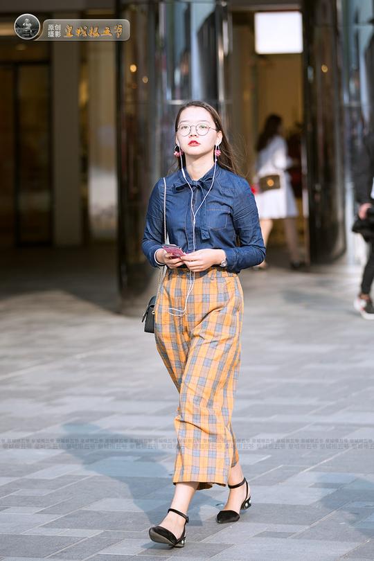 街拍：每一个女孩子都爱美 自信才是一个女人最美的东西