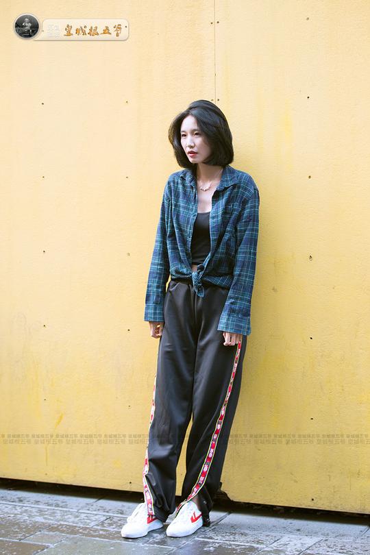 街拍：每一个女孩子都爱美 自信才是一个女人最美的东西