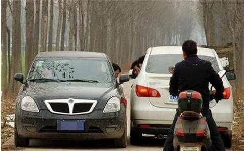 驾校教练不教的知识，坐在车内如何判断车轮位置?