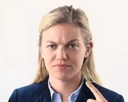 八字纹的人劳碌命,40岁时容易有官灾口舌,女命妨夫.