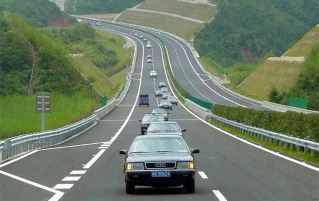 自驾出游跑高速，可记得走中间车道？这里边门道多着呢