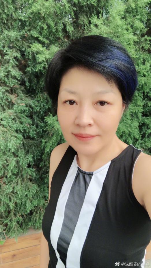 主持人李咏和妻子近照,咏哥的年轻把他老婆显的特别老!