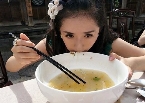 明星们用大碗吃饭,王源很霸气,千玺这是要把碗底吃穿的节奏吗?