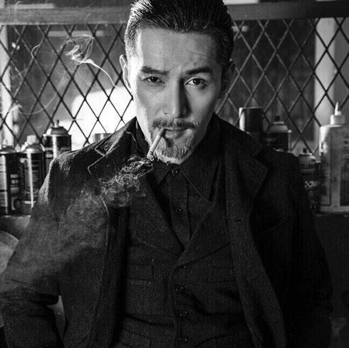 胡子感觉胡歌坏坏的,穿着这件非常有大叔气质风格的风衣,显得特别成熟