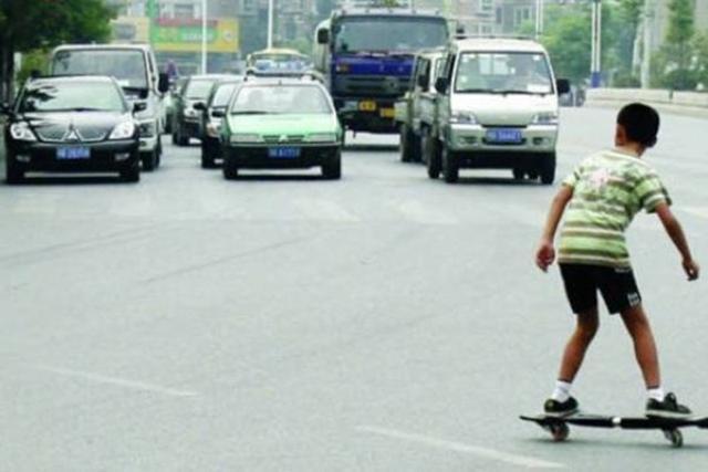 自驾出游跑高速，可记得走中间车道？这里边门道多着呢