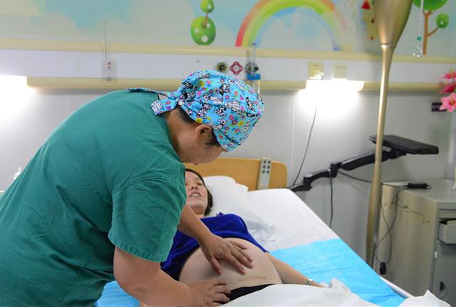 医生视情况给孕妈做胎心监护,内检,肛检等一系列检查,了解并掌握孕妇