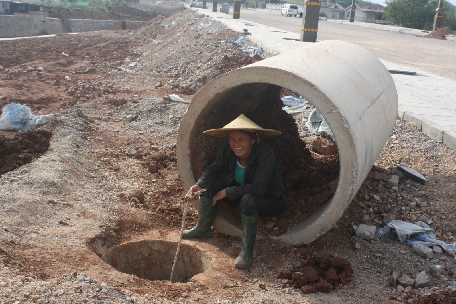 出"苦力"农民工所付出的辛苦和汗水,其实他们收入并不高