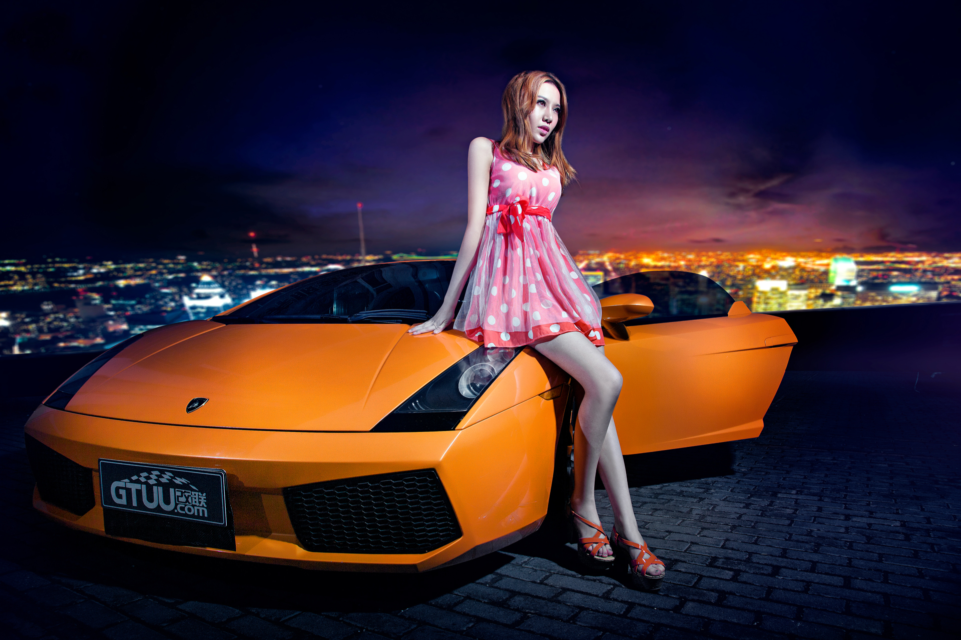 逃离城市的喧嚣红裙小妹完美驾驭狂牛gallardo