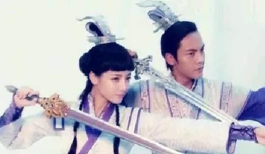 鹿晗的女朋友是关晓彤,迪丽热巴的男朋友得是