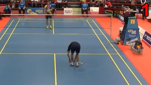 足球比赛中有红牌和黄牌规则,如果严重犯规会