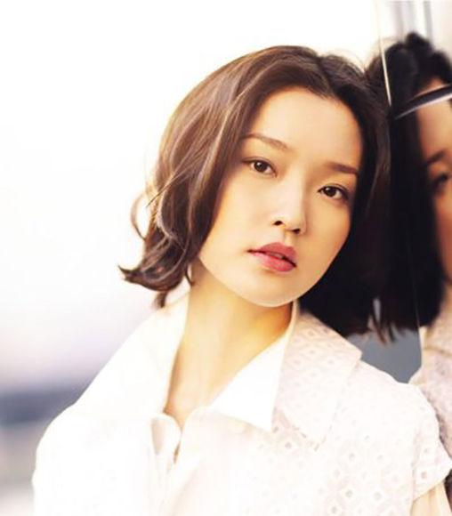 梁小冰旁边的翁杏兰同样也在港姐前三位,但是鼻子比她还塌,搁在现在