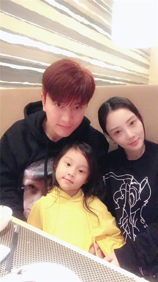 贾乃亮晒全家福自嘲我最丑网友回复好尴尬