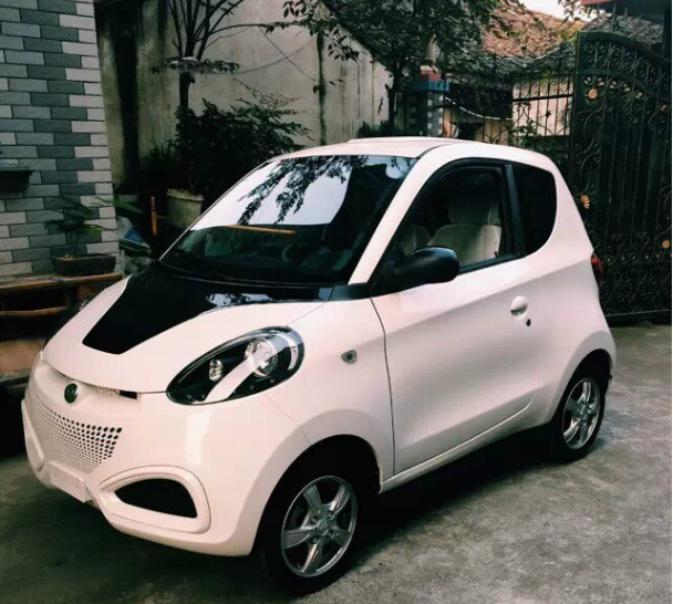 83万落地"土豪金"知豆301b,开回小区引围观