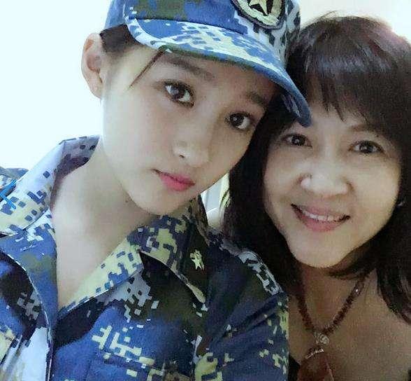 鹿晗妈妈vs关晓彤妈妈,星妈颜值谁更高?