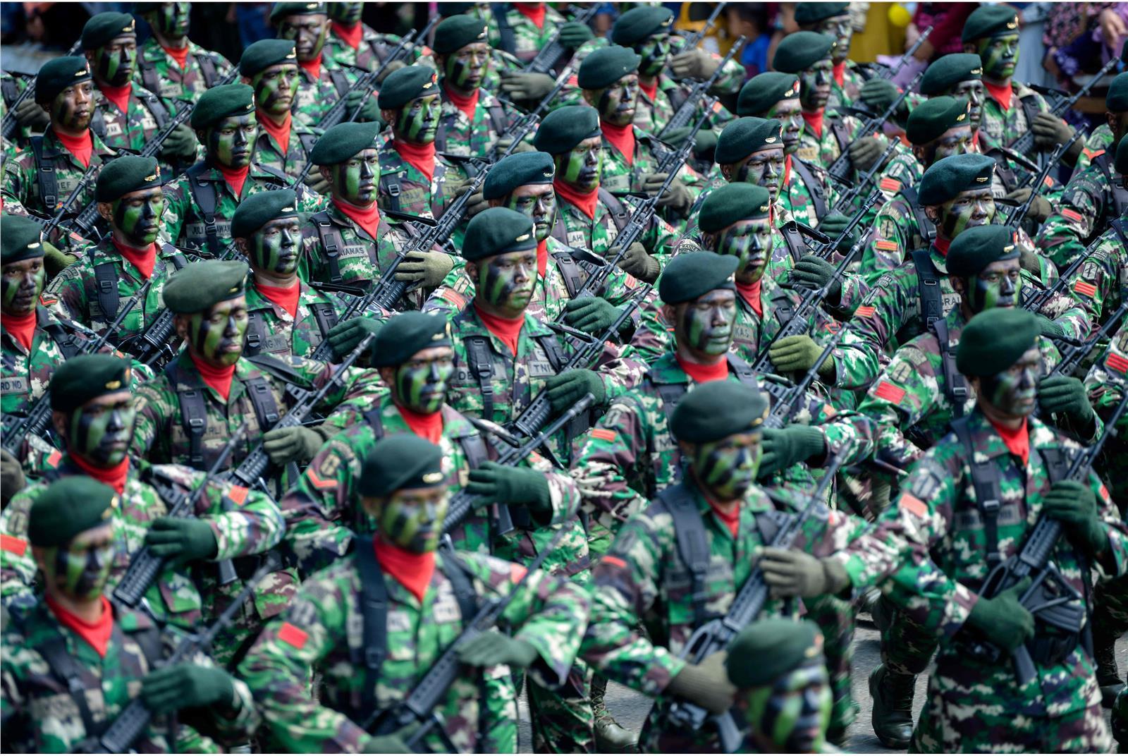 印尼建军节阅兵很独特:邀大量学生民众坐上战车接受检阅