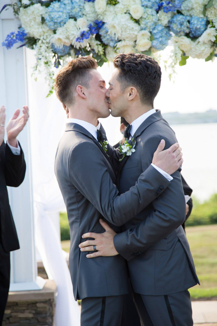 这对夫夫的婚礼照片要花半个多小时才能看完