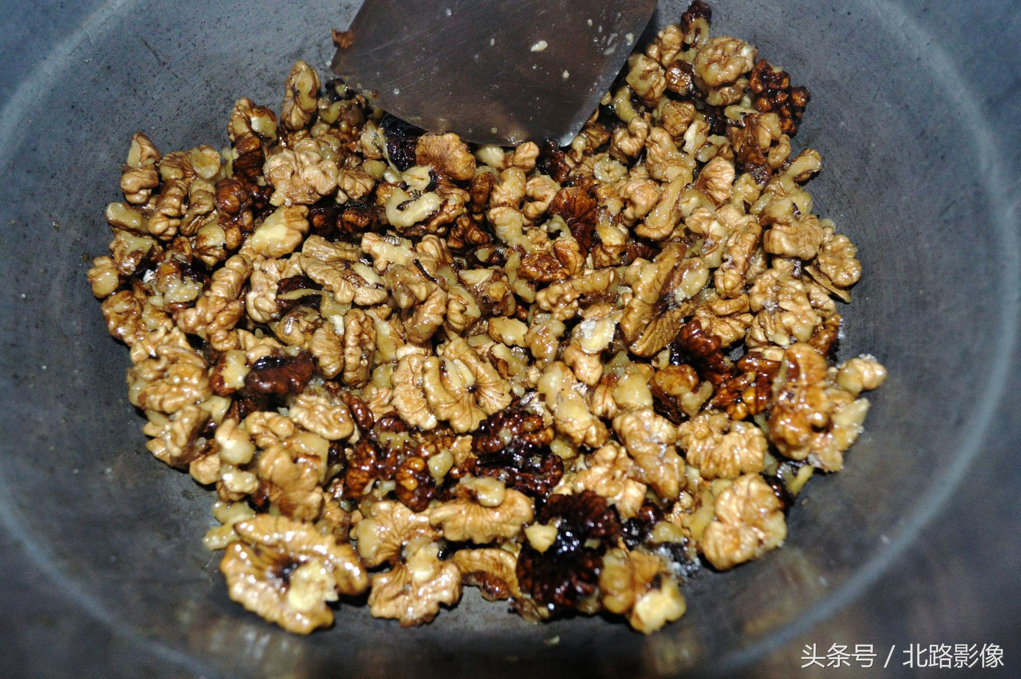 姥姥熬制的糖蘸核桃仁,香甜爽口从小就特别爱吃,一大碗都不够吃