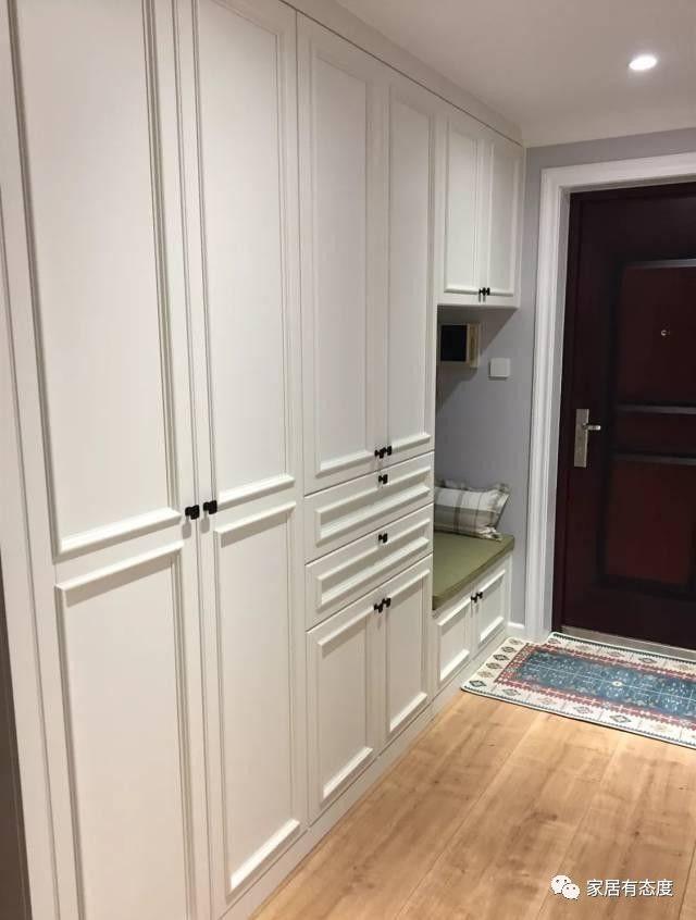 指的是靠在大门旁的墙上,一般都是矮柜,这样的鞋柜可以在回家的瞬间把