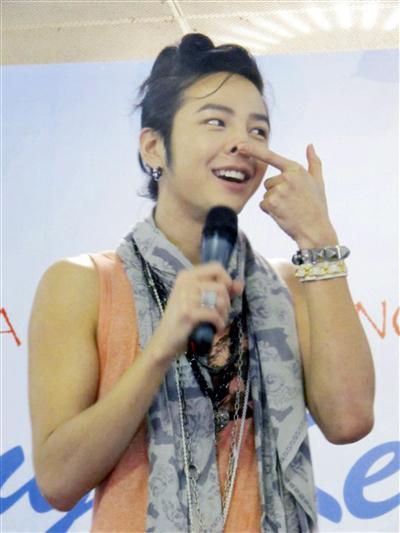 张根硕 好久没他的消息啦 鼻子应该是真的