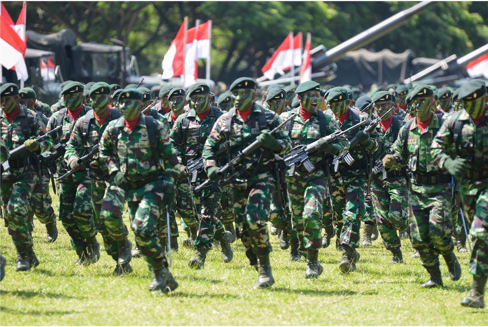 印尼建军节阅兵很独特:邀大量学生民众坐上战车接受检阅