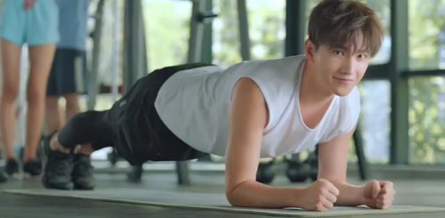 杨洋穿背心健身的样子好帅,是不是很有男人味?