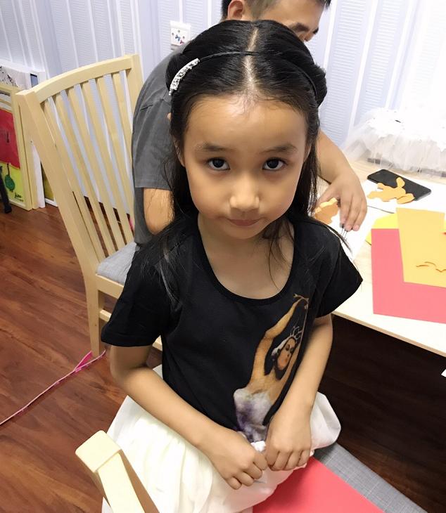 杨雪7岁女儿包饺子太可爱,乖巧懂事又活泼,遗传妈妈高颜值!