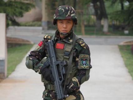 真正被人熟知的要属零九年军旅题材电视剧《狙击生死线》里的韩光这个