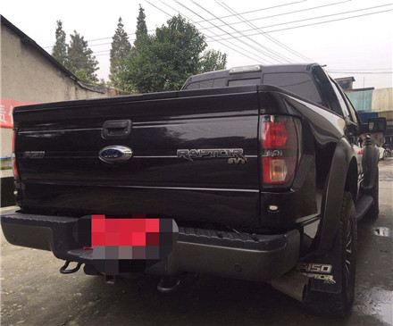 收费站截获一辆半挂车,一看车头,没想到是一辆百万的豪车皮卡!