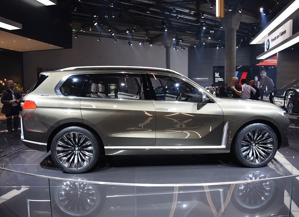 宝马最豪7座suv亮相,比奔驰gls还牛,光看前脸就值得买!