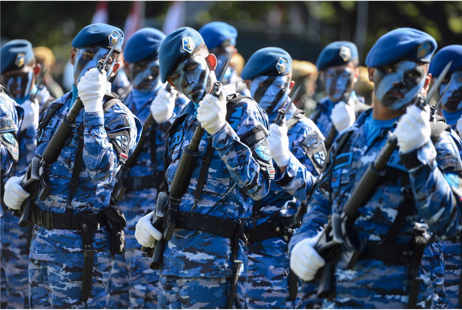 印尼建军节阅兵很独特:邀大量学生民众坐上战车接受检阅