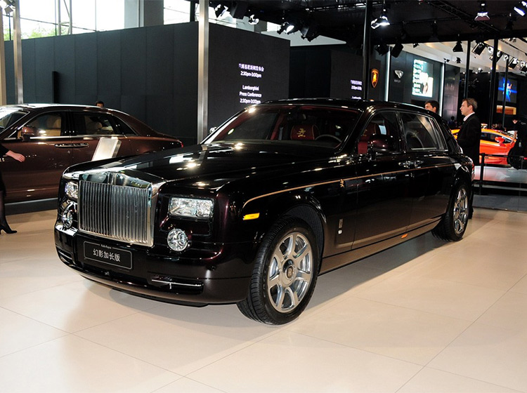 跑婚车有风险！河北街头价值千万劳斯莱斯幻影被烧成灰烬