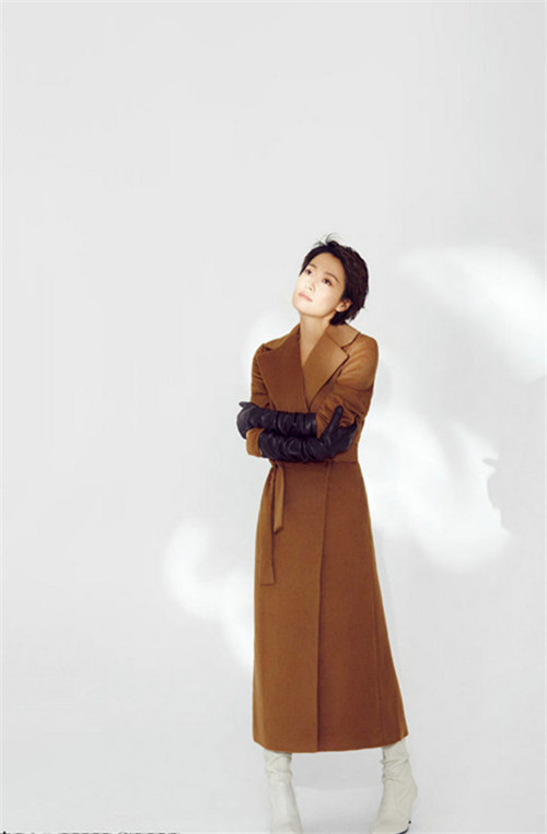 马伊琍时尚大片曝光,这件蓝色风衣也太漂亮啦