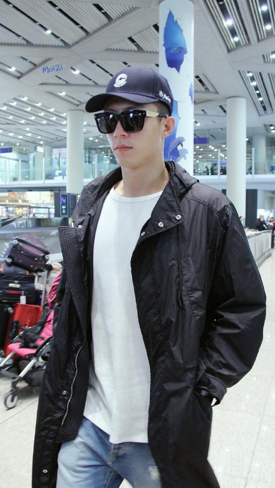 黄景瑜黑超遮面现身机场又酷又帅,网友:我宝儿冻不冻腿?