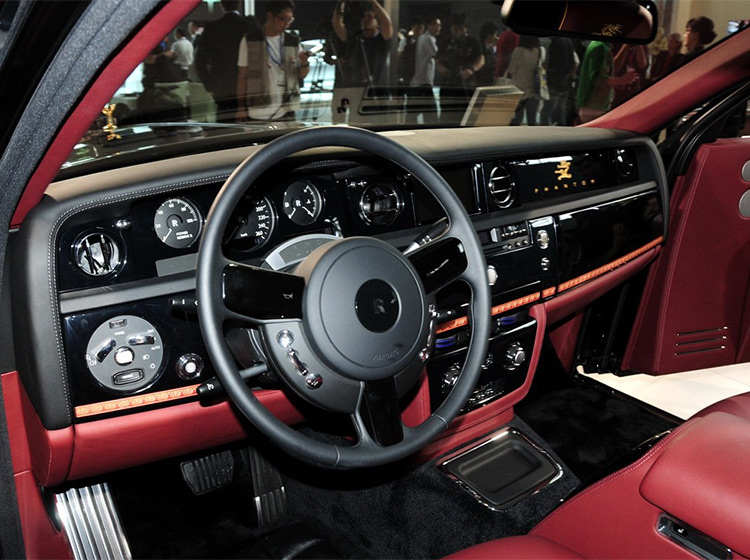 跑婚车有风险！河北街头价值千万劳斯莱斯幻影被烧成灰烬