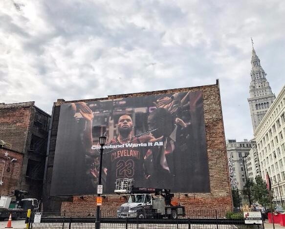 细数詹姆斯在克利夫兰巨型海报 撒镁粉背影成