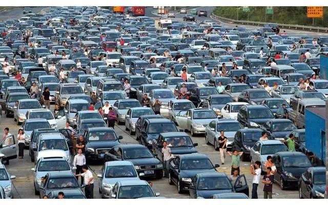 中国的高速公路，为何不全年免费？真相原来......