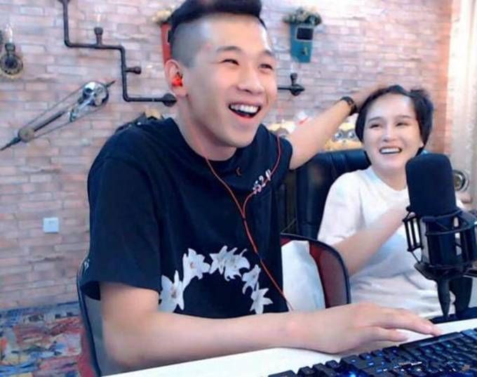 赵本山作为天佑进军娱乐圈的最后一个靠山也已崩塌.