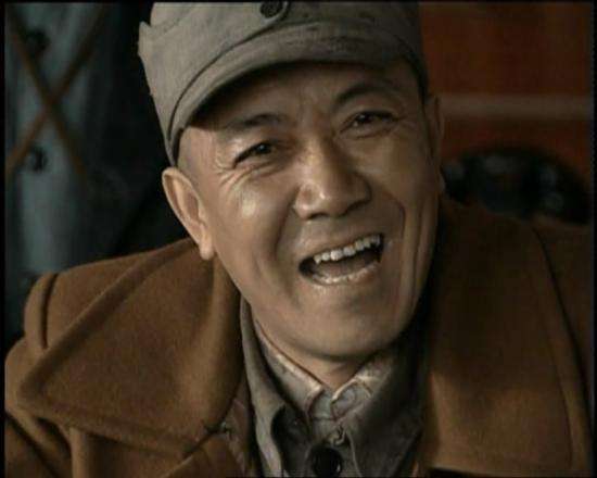 李云龙若有他一半心机,决不会自杀,多亏了他,老李儿子成了少将