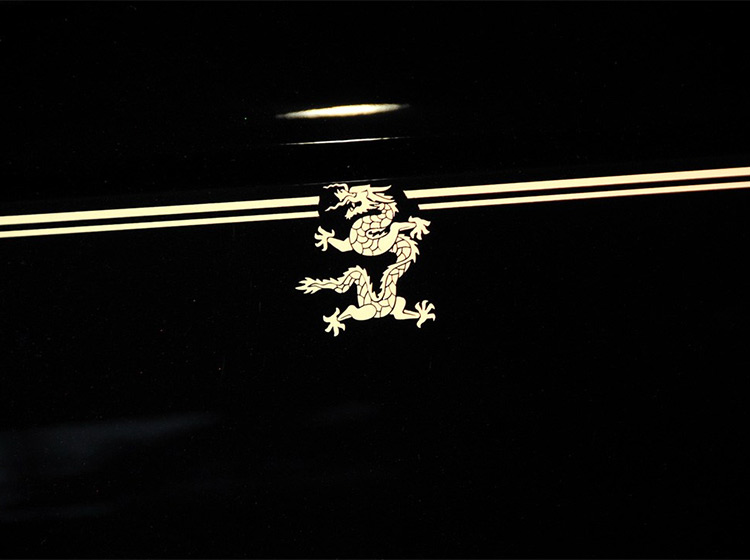 跑婚车有风险！河北街头价值千万劳斯莱斯幻影被烧成灰烬