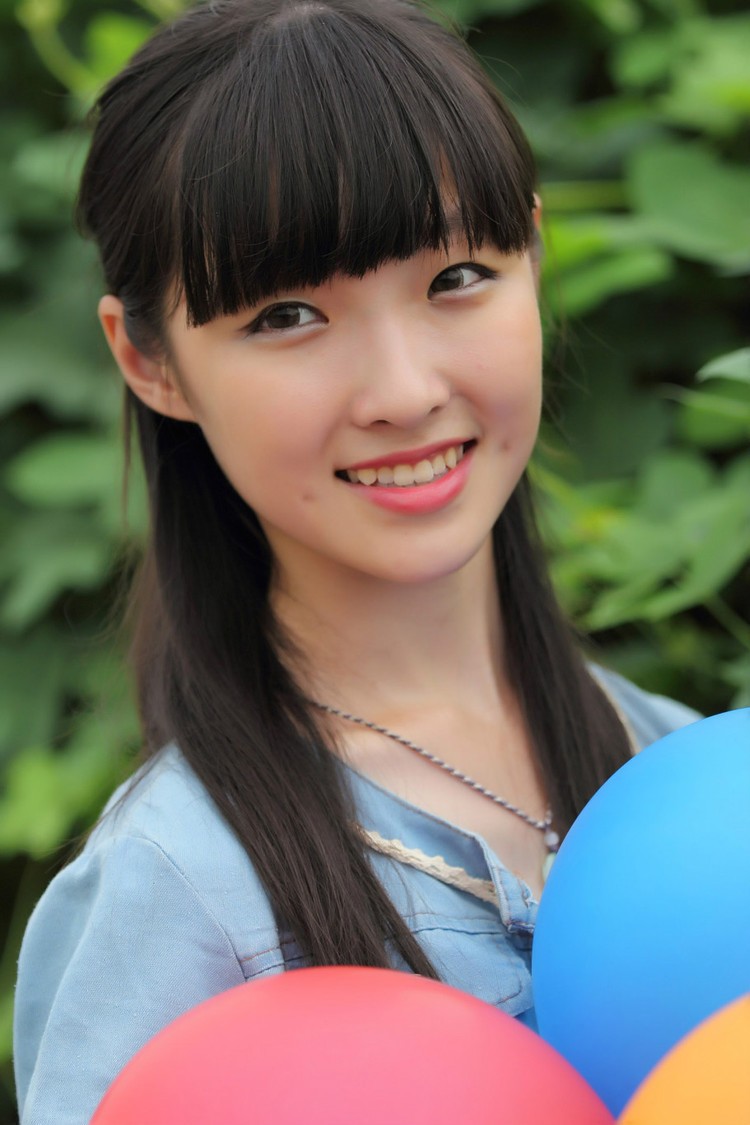 草地上一个青涩美丽笑起来脸上露出小酒窝的姑娘(多图)