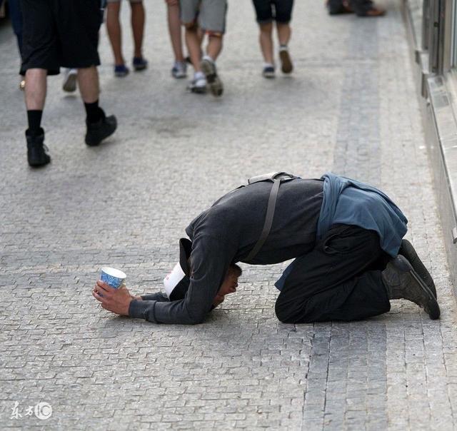 在外打工的乞丐回家,回村被人瞧不起,岂料第二天豪车入村