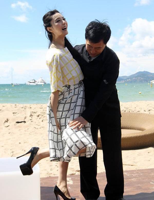 范冰冰和成龙亲密照曝光,李晨看了也是敢怒不敢言!网友:辣眼睛