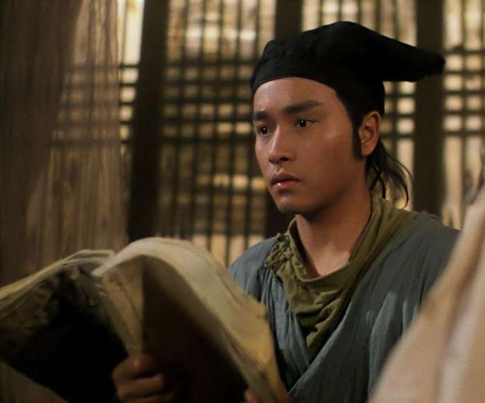 一个羸弱书生宁采臣,误打误撞,进了一个鬼的领地,两人第一次相遇,小倩