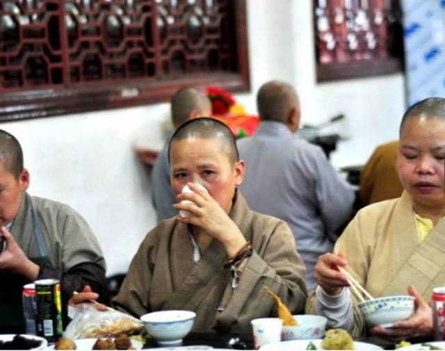 修行的僧人,尼姑吃年夜饭的场景,他们只有在过年的时候才会一起吃饭!