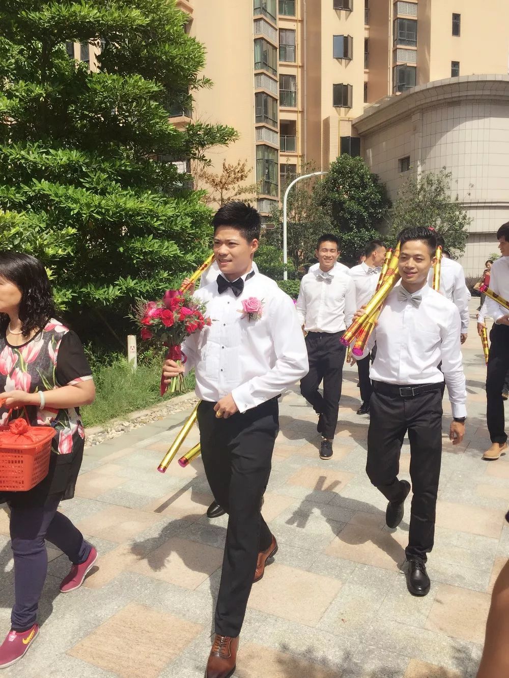 苏炳添大婚晒出全中国跑得最快的伴郎团