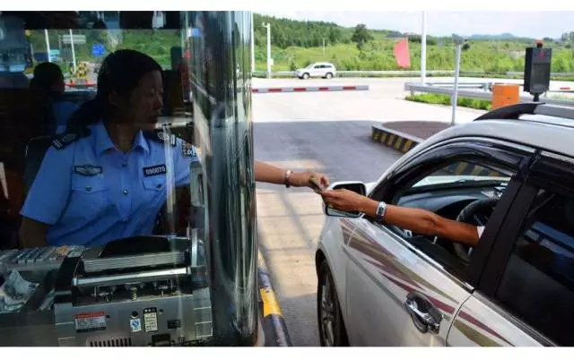 中国的高速公路，为何不全年免费？真相原来......