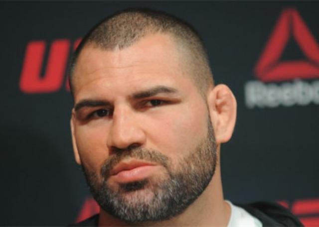 凯恩之所以耳朵这样是因为他们经常训练摔跤,地面技术,或者是在比赛中